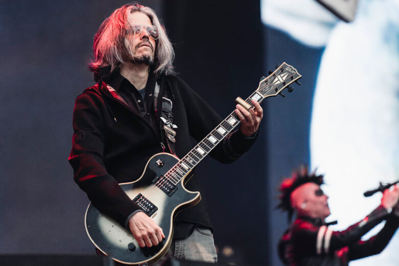 Adam Jones mit seiner Gibson LP Standard ASB