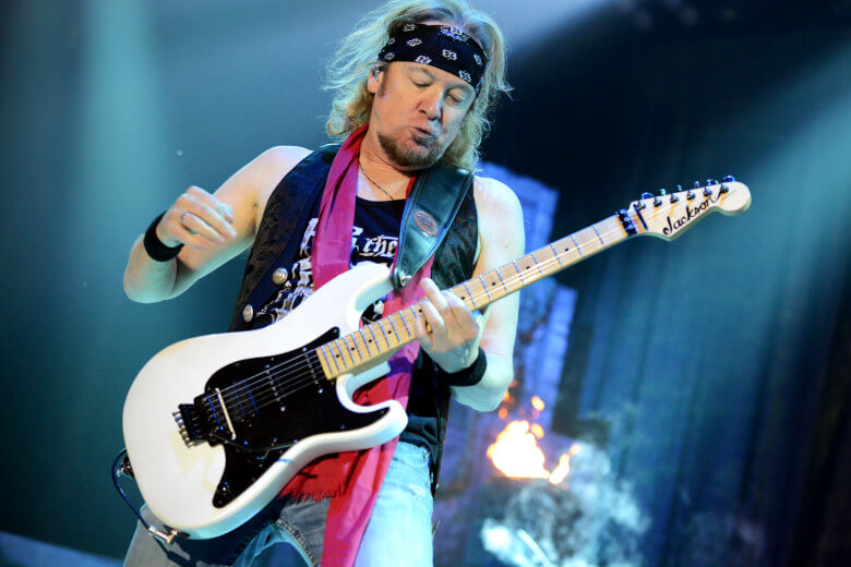 Adrian Smith mit seiner Jackson Dinky MN