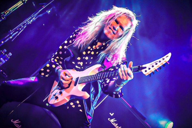 Adrian Vandenberg mit seiner Peavey Signature Rock-it Pink