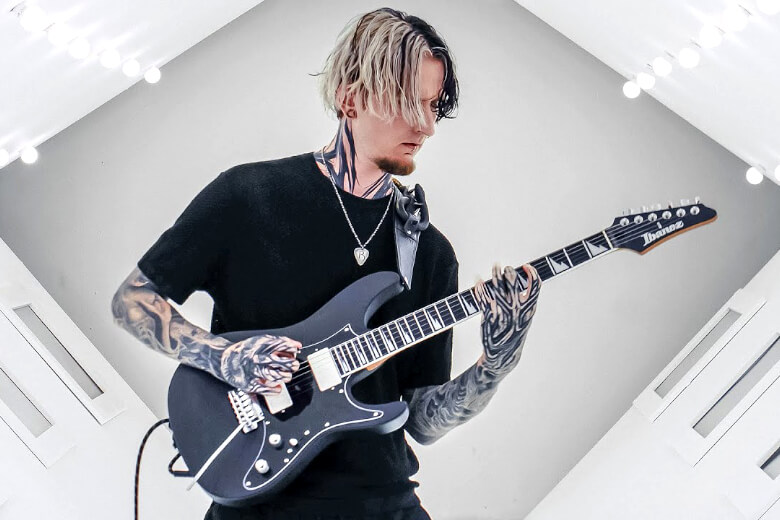 Bernd Bernth Brodträger mit seiner Ibanez BER10 Signature