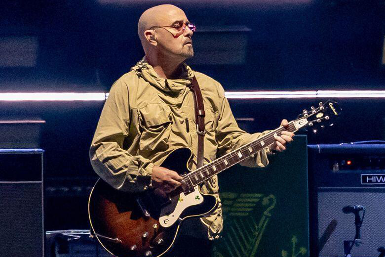 Bonehead mit seiner Epiphone Riviera Signature