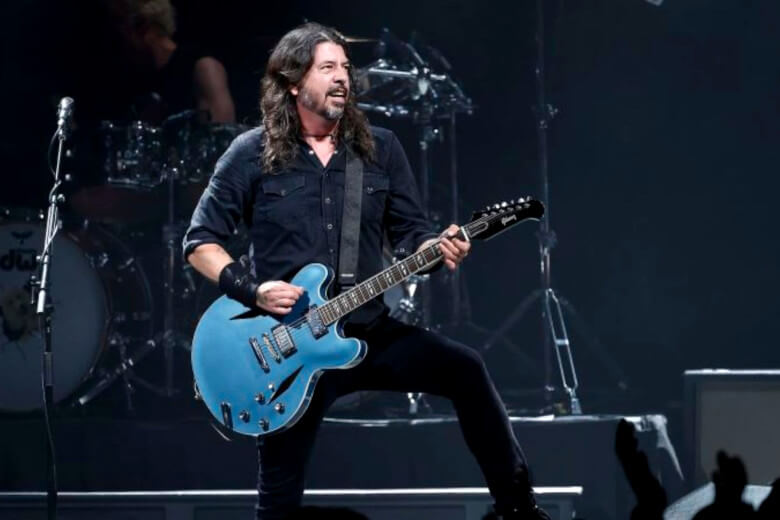 Dave Grohl mit seiner Gibson DG-335 Dave Grohl mit seiner Gibson DG-335