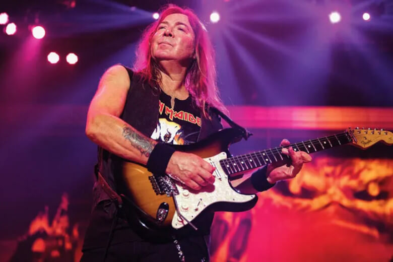 Dave Murray mit seiner Fender Strat 2TSB