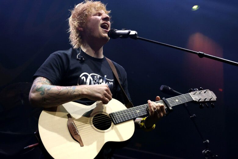 Ed Sheeran mit Martin LX1 Ed Sheeran mit seiner Martin LX1