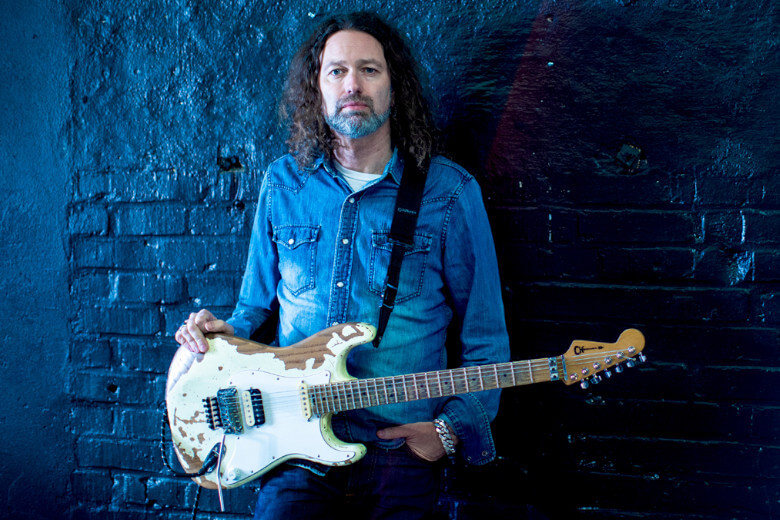 Henrik Danhage mit seiner Charvel LTD SC 1 Relic