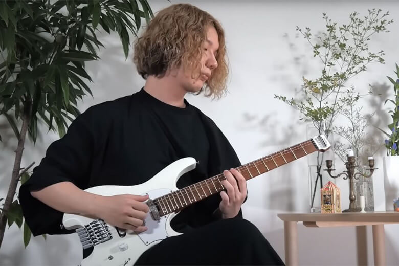 Ichika Nito mit seiner Ibanez