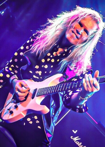 Adrian Vandenberg mit seiner Peavey Signature Rock-it Pink