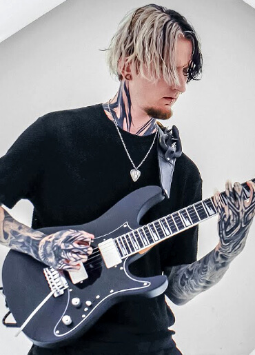 Bernd Bernth Brodträger mit seiner Ibanez BER10 Signature