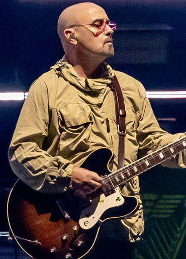 Bonehead mit seiner Epiphone Riviera Signature