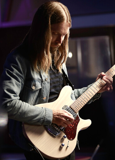 James Valentine mit seiner Music Man Valentine Signature