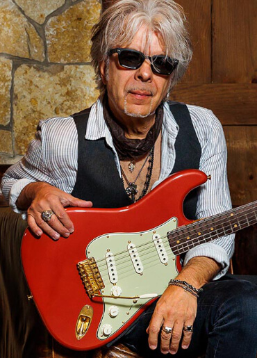 Johnny A. mit seiner Fender Johnny A. Signature Stratocaster®