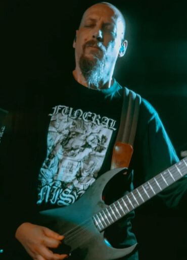 Keith Merrow mit seiner Schecter KM-6 MK-III EX