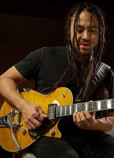 Nigel Hendroff mit seiner Gretsch G6134TFM Signature Penguin