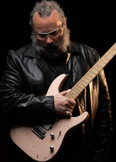 Rick Graham mit seiner Charvel Pro-Mod DK24