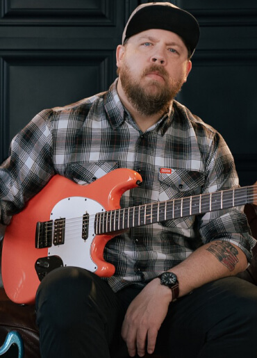 Ryan 'Fluff' Bruce mit seiner Sterling by Music Man Fluff StingRay