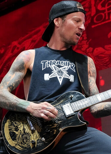 Will Adler mit seiner ESP LTD WA-Warbird