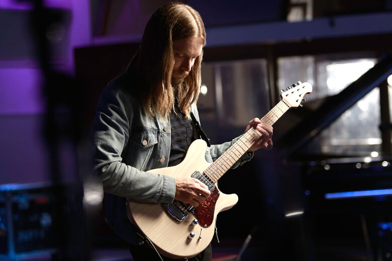 James Valentine mit seiner Music Man Valentine Signature