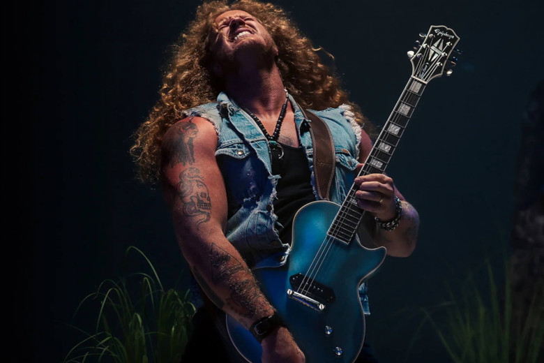 Jared James Nichols mit seiner Epiphone BluesPower