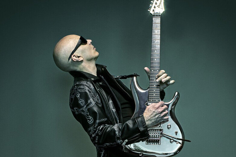 Joe Satriani mit seiner Ibanez