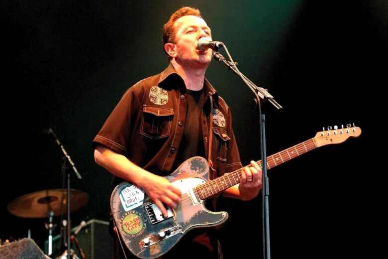 Joe Strummer mit seiner Fender Telecaster Joe Strummer mit seiner Fender Telecaster