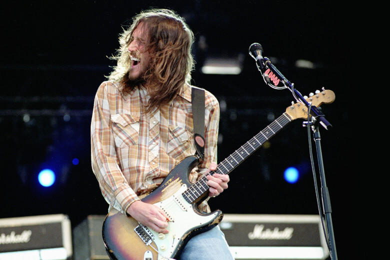 John Frusciante mit seiner Fender Stratocaster John Frusciante mit seiner Fender Stratocaster