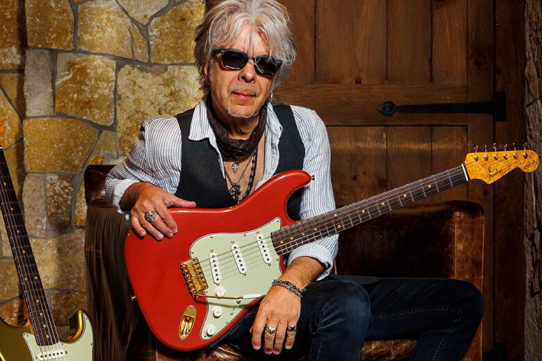 Johnny A. mit seiner Fender Johnny A. Signature Stratocaster®
