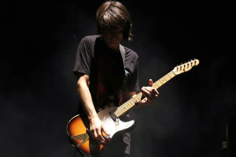 Jonny Greenwood mit seiner Fender Telecaster Plus Jonny Greenwood mit seiner Fender Telecaster Plus