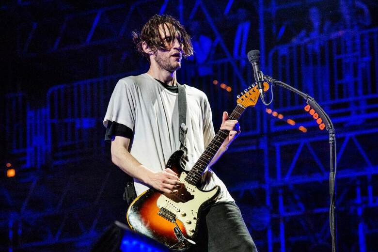 Josh Klinghoffer mit seiner Fender Jaguar Josh Klinghoffer mit seiner Fender Jaguar