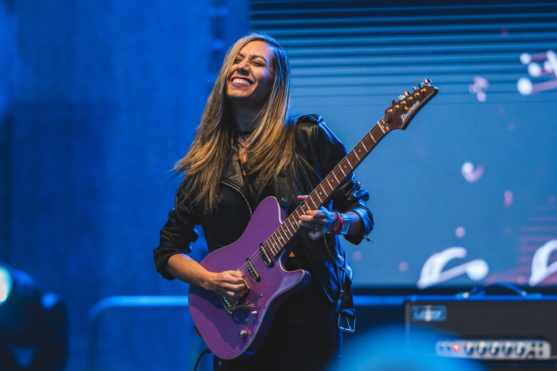 Lari Basilio mit ihrer Ibanez