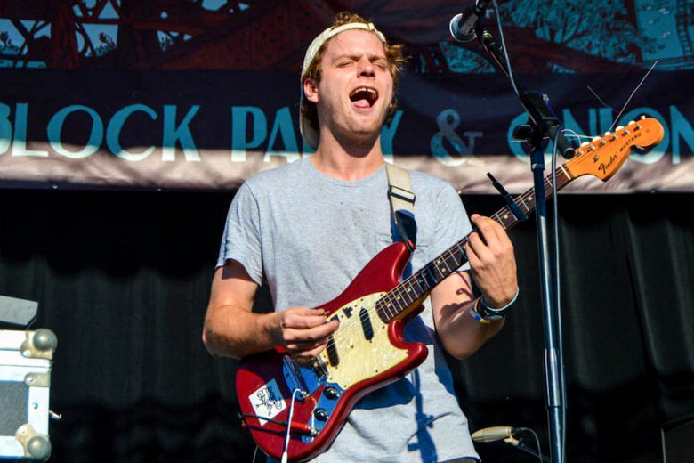 Mac DeMarco mit Gibson Les Paul Mac DeMarco mit seiner Gibson Les Paul