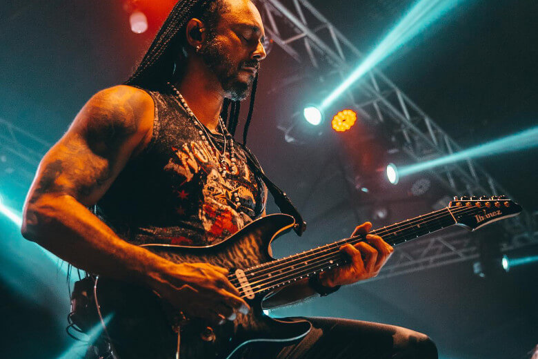 Marcelo Barbosa mit Ibanez AZ47P1QM-BIB Marcelo Barbosa mit seiner Ibanez