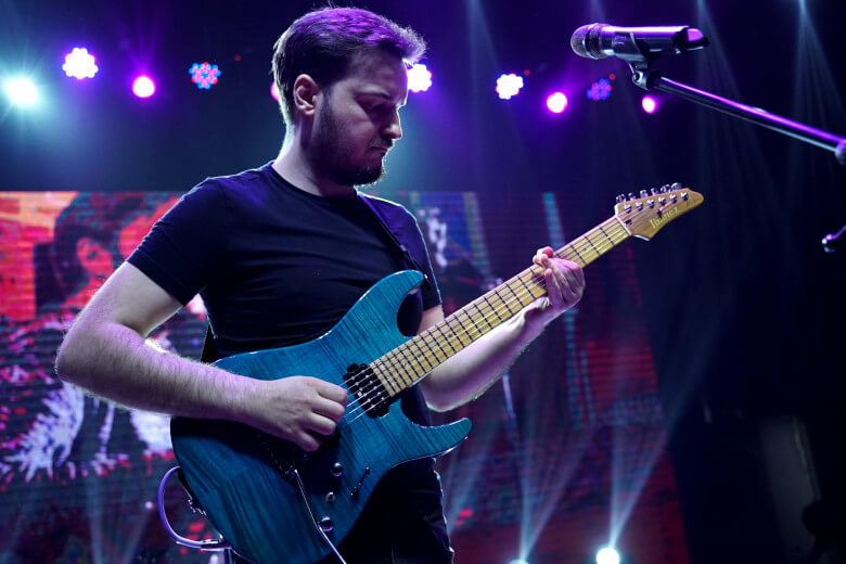 Martin Miller mit seiner Ibanez
