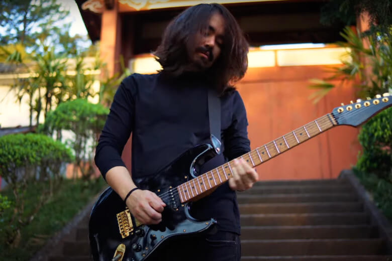 Mateus Asato mit seiner Suhr Classic S MN BK