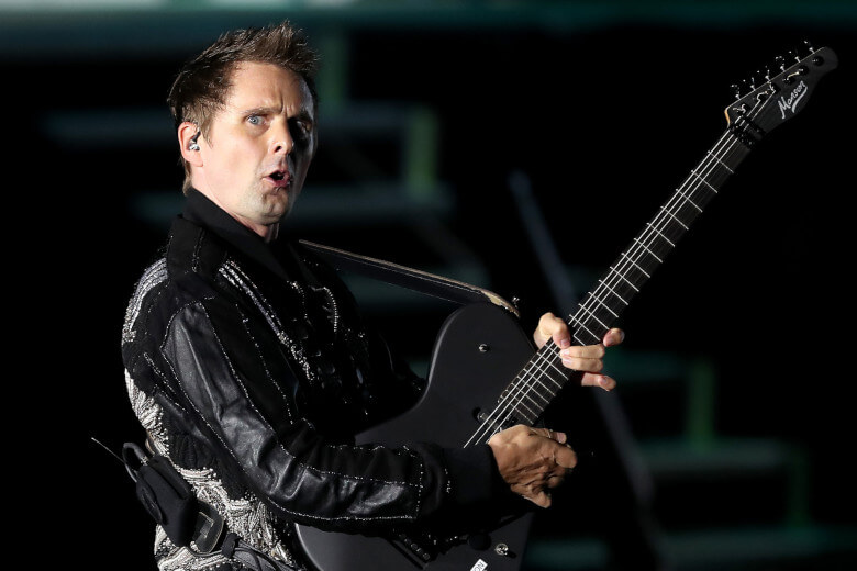 Matthew Bellamy mit Cort MBM-2H Manson Meta SUS SB Matthew Bellamy mit seiner Cort MBM-2H Manson Meta SUS SB