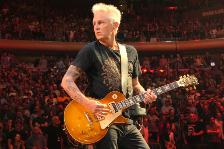Mike McCready mit seiner Gibson Les Paul Mike McCready mit seiner Gibson Les Paul