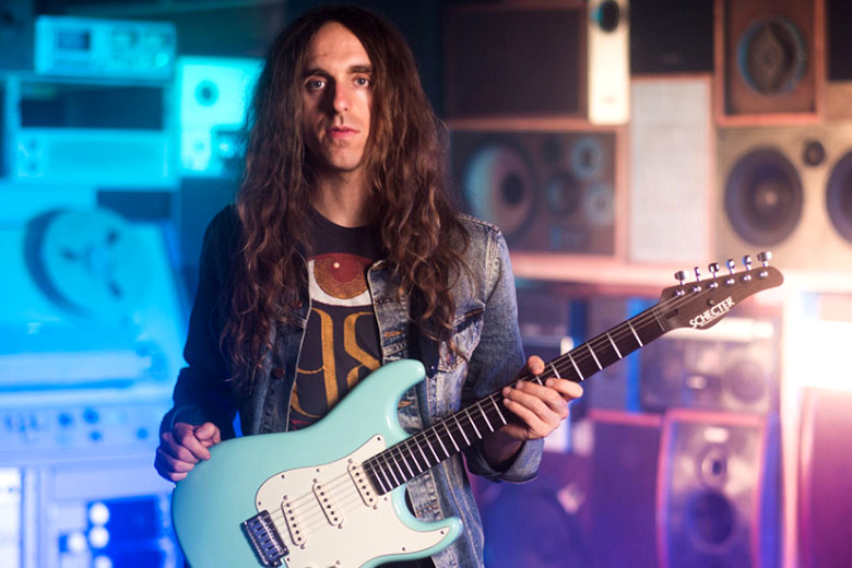 Nick Johnston mit seiner Schecter 10th An HSS AG