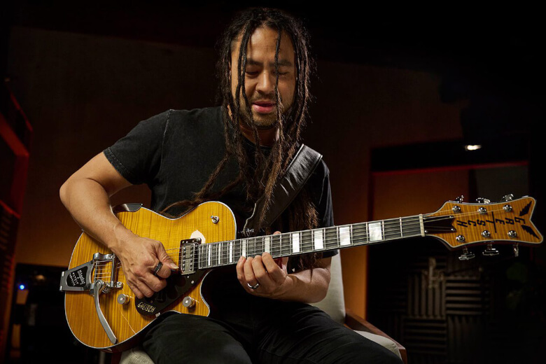 Nigel Hendroff mit seiner Gretsch G6134TFM Signature Penguin