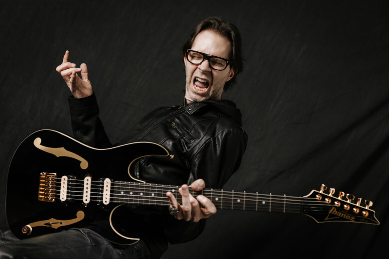 Paul Gilbert mit seiner Ibanez