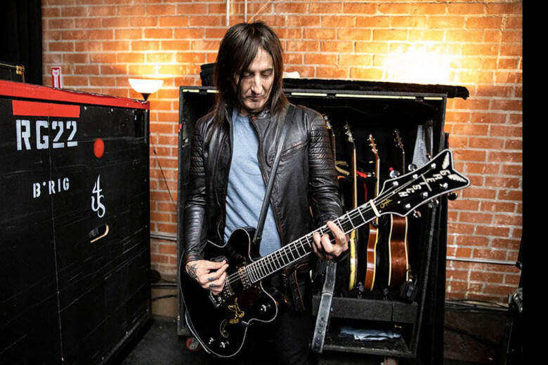 Richard Fortus mit seiner Gretsch G6636-RF Black