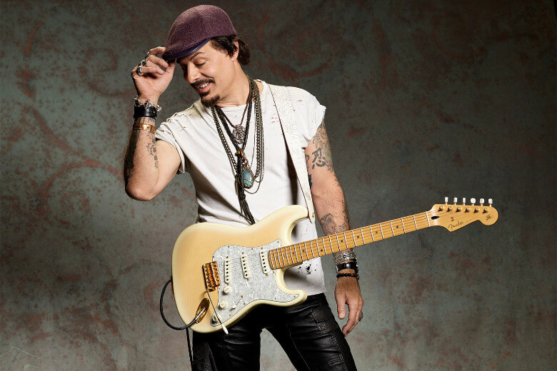 Richie Kotzen mit seiner Fender Stratocaster WB