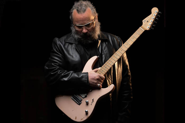 Rick Graham mit seiner Charvel Pro-Mod DK24