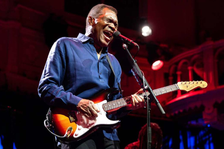 Robert Cray mit seiner Fender Standard 3TSB