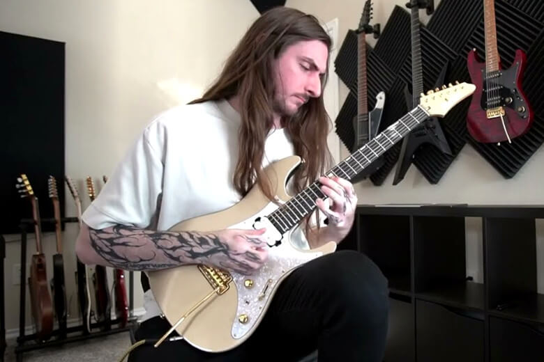 Scott LePage mit seiner Ibanez