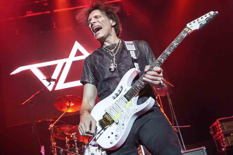 Steve Vai mit Ibanez JEM7VP-WH Steve Vai mit seiner Ibanez
