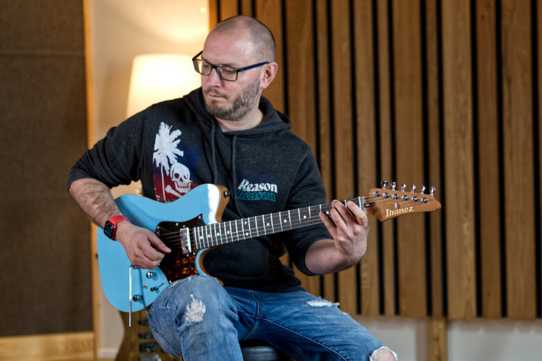 Tom Quayle mit seiner Ibanez