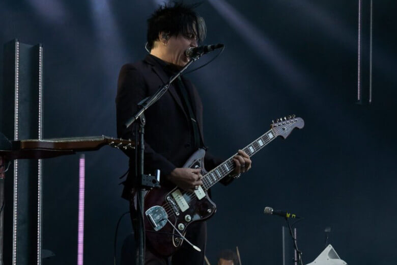 Troy Van Leeuwen mit seiner Fender Jazzmaster