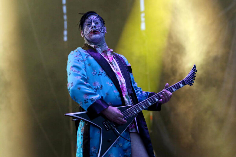 Wes Borland mit seiner Signature Custom Guitar Wes Borland mit seiner Custom Gitarre