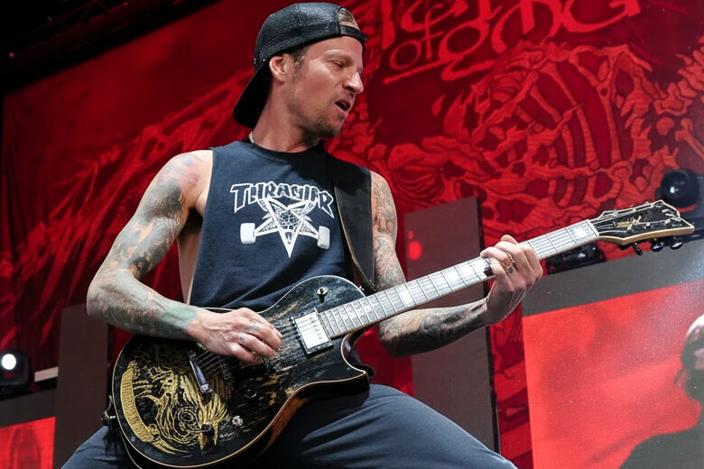 Will Adler mit seiner ESP LTD WA-Warbird